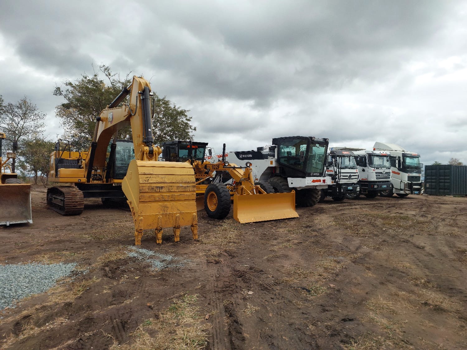 Escavadora, motoniveladora e recicladora Wirtgen no estaleiro da Adam's Construções