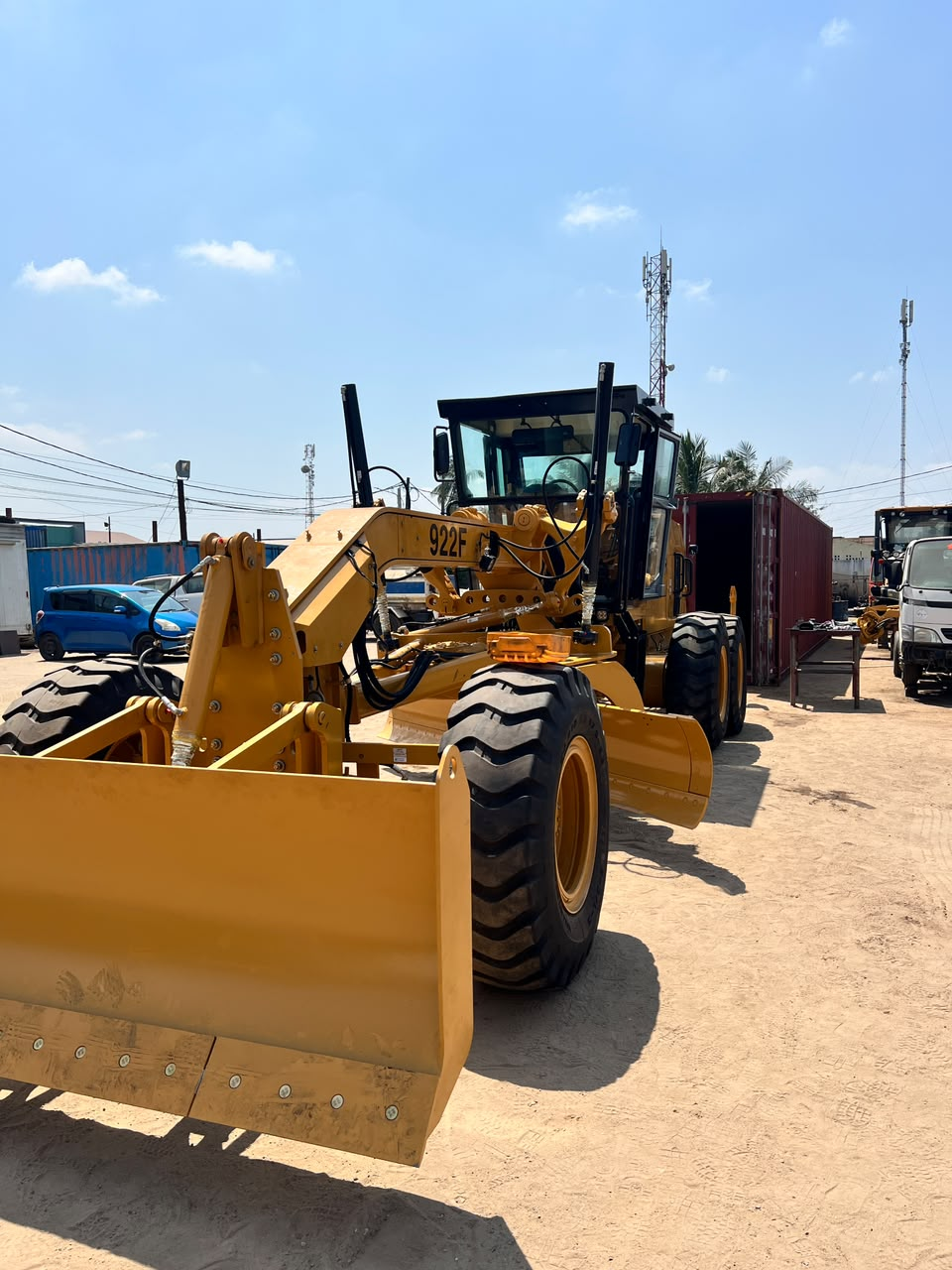 Motoniveladora amarela 922F da Adam's Construções no estaleiro