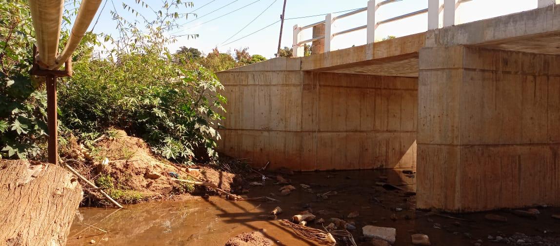 Passagem hidráulica em betão armado sob estrada, vista da linha de água