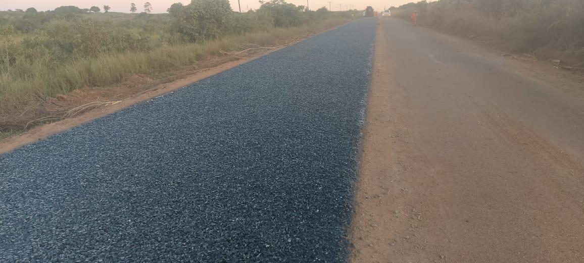 Alargamento de estrada com camada betuminosa nova ao lado do pavimento antigo