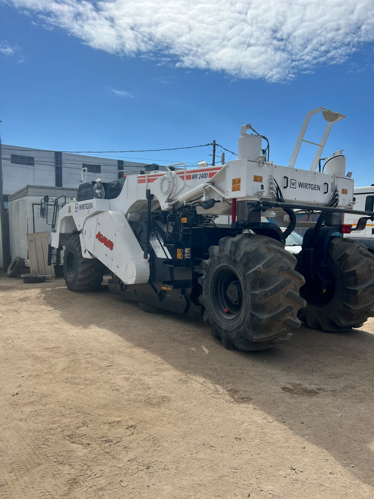 Recicladora de solos Wirtgen WR 2400 da Adam's Construções no estaleiro