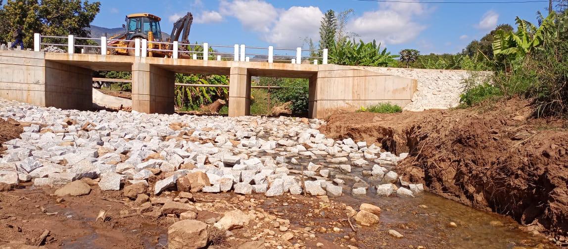 Ponte de betão armado de vários vãos executada pela Adam's Construções