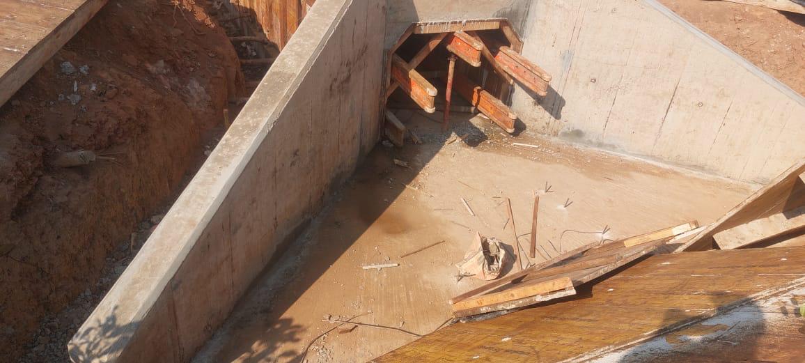 Passagem hidráulica em betão armado descofrada com muros de ala