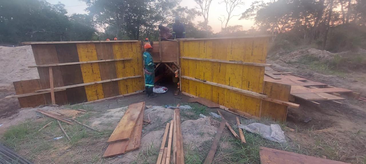 Cofragem amarela das cabeceiras de uma passagem hidráulica ao pôr do sol