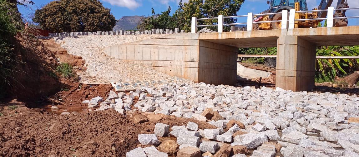 Talude protegido com enrocamento de granito junto ao encontro da ponte