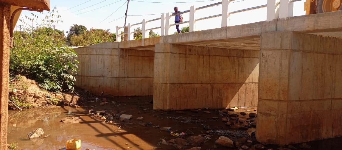 Ponte de betão vista de baixo com pessoa a atravessar o tabuleiro